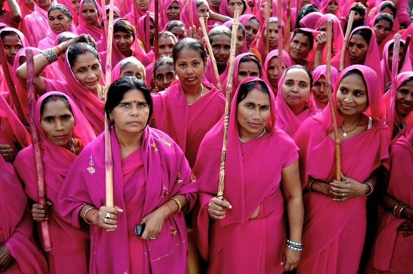Foto: Gulabi Gang, India. Organización de mujeres para la autodefensa